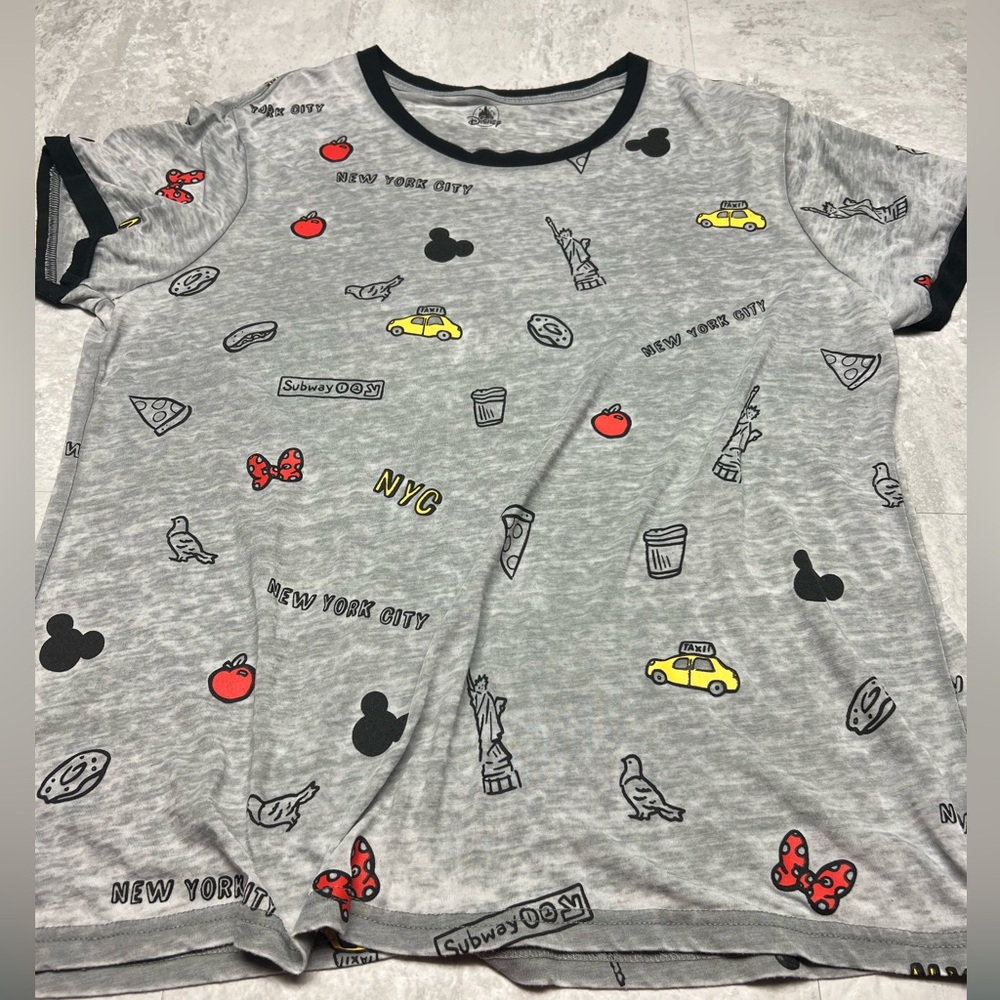 GRAPHIC TEES